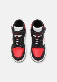 Svarte og røde høyde sneakers med lær øvre, hvite detaljer, perforert tå og svarte snørebånd med borrelåsrem.