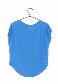 Blå kortärmad skjorta hängande på en svart galge, med rundad nederkant och mjuk textur. Enkel design utan synliga mönster eller detaljer.