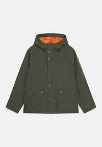 Grønn vanntett jakke med oransje innside, justerbar hette, trykknapper og to frontlommer med klaff. Glatt stoff med matt finish.