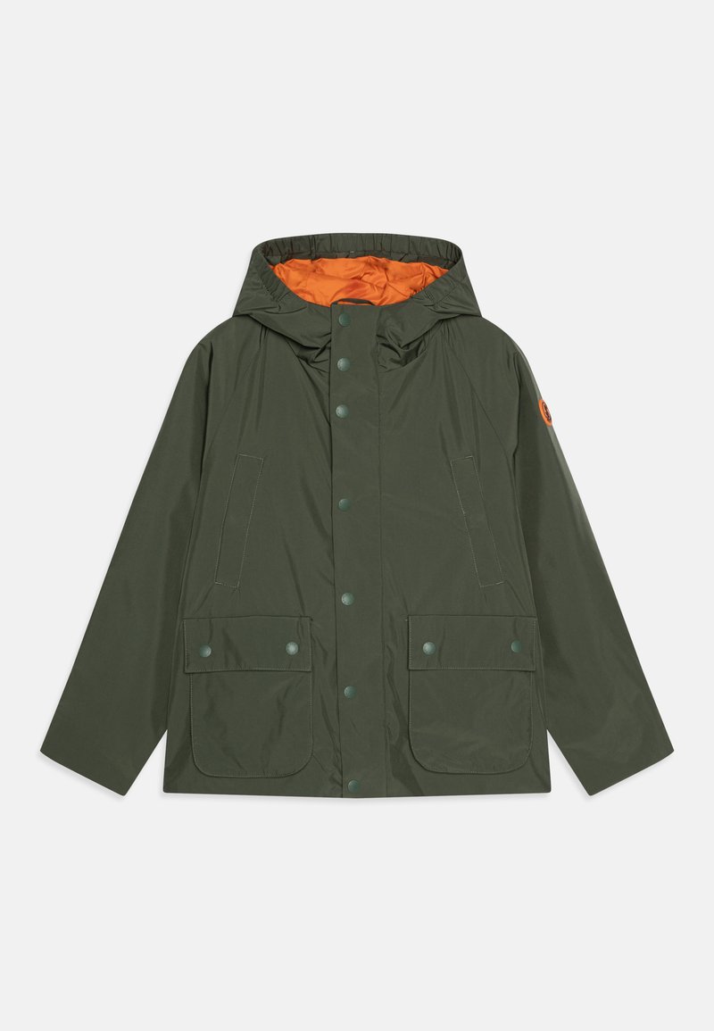 Grønn vanntett jakke med oransje innside, justerbar hette, trykknapper og to frontlommer med klaff. Glatt stoff med matt finish.