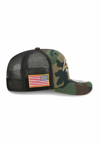 Camouflage-Baseballmütze mit schwarzem Mesh-Rücken, versehen mit einem gestickten Blitz und einem amerikanischen Flaggen-Patch an der Seite. Flaches Schild-Design.