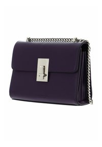 Sac à main en cuir violet avec une fermeture argentée et une bandoulière en chaîne. Présente une forme structurée, une texture lisse et un logo subtil à l'avant.