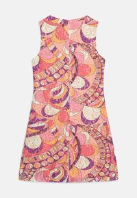 Šaty bez rukávů s vícebarevným, točivým vzorem paisley v růžové, fialové a krémové barvě na texturované látce. Vzadu ve tvaru V.