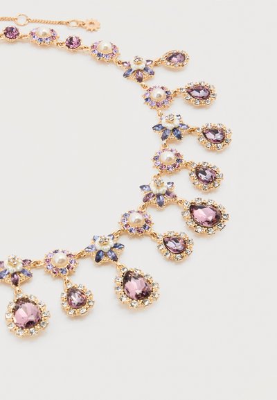 Κολιέ σε χρυσή απόχρωση με μοβ μαργαριτοειδείς σταγόνες, μικρές μπλε και μοβ πέτρες, και μαργαριταρένιες λεπτομέρειες οργανωμένες σε διακοσμητικά μοτίβα λουλουδιών.