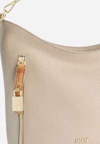 Borsa a tracolla in pelle beige strutturata con parte superiore curva, dettagli in metallo dorato e una cerniera laterale. Accentuata da una tracolla color cognac.