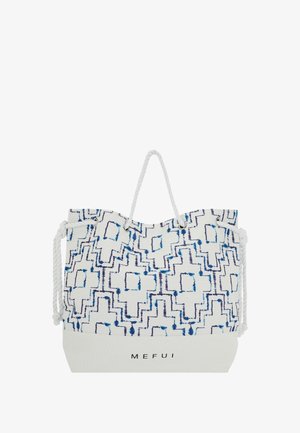 Borsa in tessuto bianco con motivi geometrici blu, manici in corda spessa e fondo bianco solido con la scritta "MEFUI".