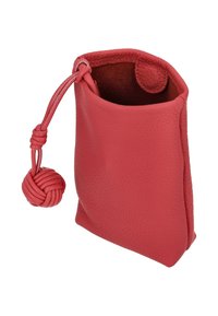 Rode lederen pouch met een gestructureerde afwerking, trekkoordsluiting en een decoratieve geknoopte accént aan de zijkant.