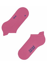 Rosa Sportstrümpfe mit tiefem Schnitt. Zu den Merkmalen gehören atmungsaktives Material, ein strukturiertes Muster und das blaue "FALKE COOL KICK"-Logo.