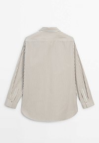Långärmad skjorta med ett brunt och vitt vertikalt randigt mönster, mjukt tyg, klassisk krage och knappade manschetter. Bakifrån visad.