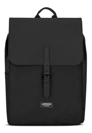 Sac à dos rectangulaire noir avec rabat supérieur sécurisé par une sangle à boucle et une étiquette en tissu portant l'inscription « Larkson Hamburg » sur le devant.
