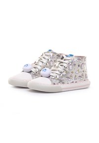 Zapatillas altas en plata con un acabado estampado que presenta unicornios y dulces. Punta de goma blanca y suela a rayas rosas. Cierres de velcro.