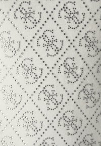 Baltas audinys su deimanto raštu, iškaltu sidabro smeigėmis, demonstruojantis sudėtingą tarpusavyje susijusių formų dizainą.