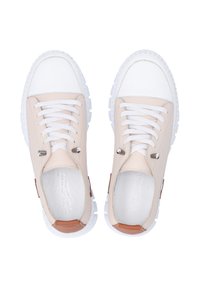 Beige Leder-Sneaker mit weißen Gummisohlen und Schnürsenkeln, ausgestattet mit einem kontrastierenden braunen Akzent an der Ferse und silbernen Ösen.