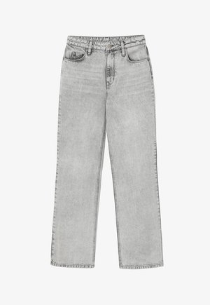 Svetlo sivi, visokodeklasti traper hlače z udobnim krojem, zasnovo s petimi žepi in vidno šivanjem. Material ima klasično teksturo denim.