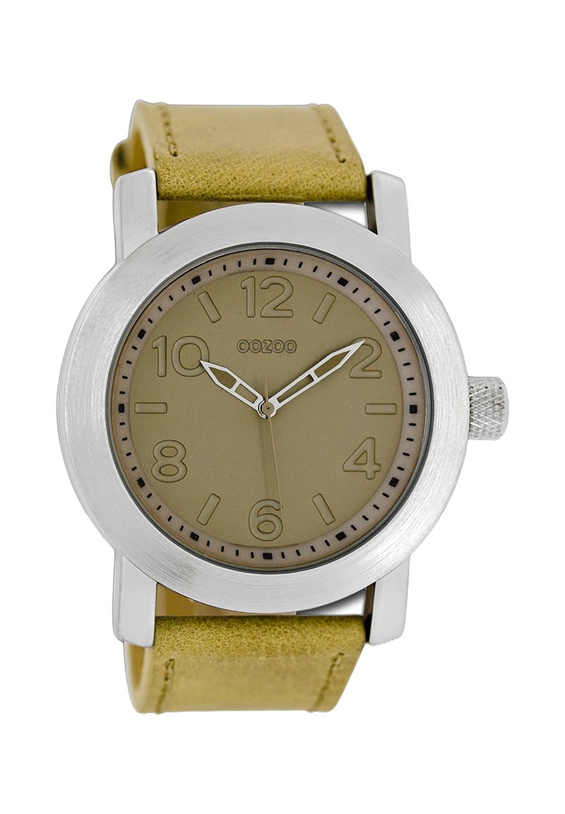 Montre ronde avec un boîtier en acier inoxydable argenté, cadran beige, grands chiffres arabes et un bracelet en cuir jaune texturé.