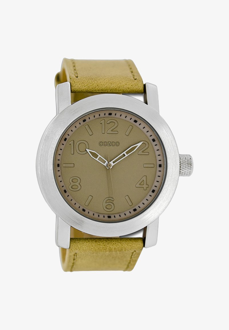 Montre ronde avec un boîtier en acier inoxydable argenté, cadran beige, grands chiffres arabes et un bracelet en cuir jaune texturé.