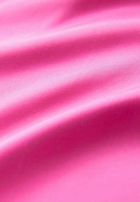 Tessuto in raso rosa con una texture liscia, che presenta onde morbide e una leggera lucentezza sulla superficie.