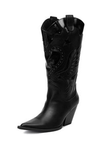 Czarny skórzany kowbojski but z pointowanym noskiem, wytłaczanymi wzorami w kształcie skrzydeł i gwiazd, dekoracyjnymi ćwiekami oraz masywnym obcasem.