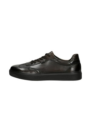 Czarny niski skórzany sneaker z czarnymi sznurowadłami i grubą gumową podeszwą, widoczny z boku na białym tle.