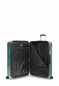 Groen harde koffer met vier wielen, telescopische handgreep en open interieur met ritssluitingsvakken en zwart patroon voering.
