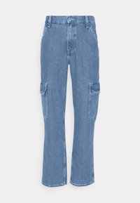 Pantalon cargo en denim bleu avec passants pour ceinture, poches avant et latérales à rabat, et coupe droite sur fond uni.