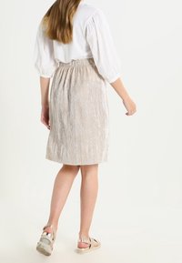 Vero Moda Falda plisada - beige