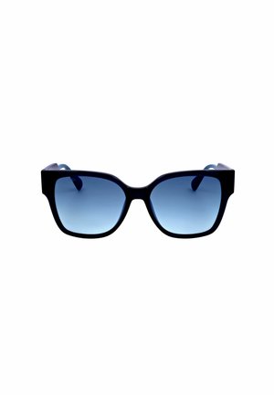 Occhiali da sole con montatura nera e grandi lenti quadrate sfumate blu, mostrati frontalmente su sfondo bianco.