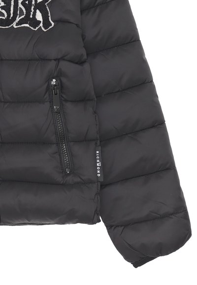 Giacca puffa nera con tasca con zip e polsini a coste; texture trapuntata con etichetta logo sulla manica.