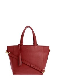 Sac fourre-tout en cuir rouge avec de courtes poignées, une bandoulière longue détachable et un détail de grelot.