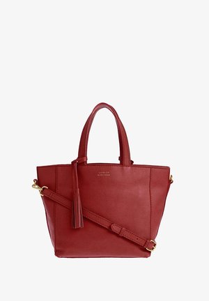 Sac fourre-tout en cuir rouge avec de courtes poignées, une bandoulière longue détachable et un détail de grelot.