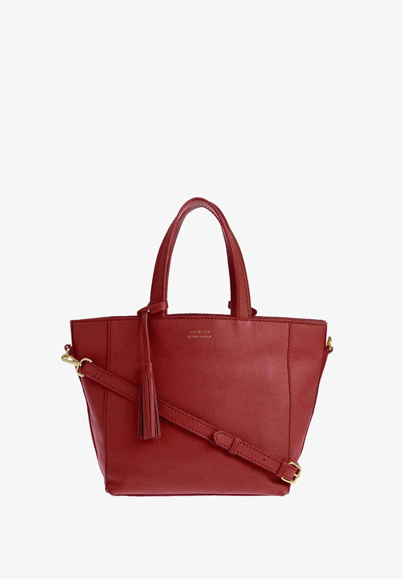Sac fourre-tout en cuir rouge avec de courtes poignées, une bandoulière longue détachable et un détail de grelot.