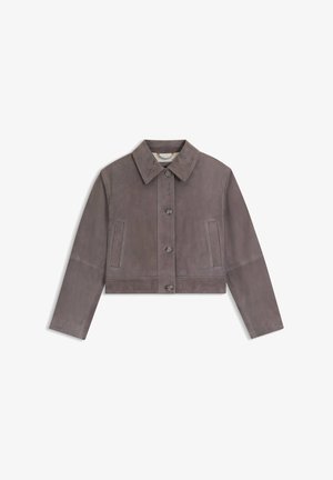 Veste courte en daim gris-brun avec col, fermeture à boutons devant, manches longues et deux poches verticales à l'avant.
