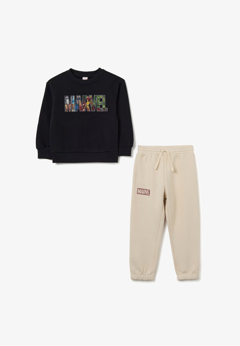 Schwarzer Baumwoll-Sweatshirt mit buntem "MARVEL"-Grafik; beigere Jogginghose mit Logopatch am Bein, die über einen elastischen Bund und Bündchen verfügt.