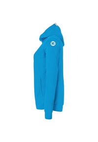 Sudadera con capucha azul, con cremallera completa, bolsillos laterales, puños acanalados y un logo en el hombro izquierdo. Textura de tela suave.