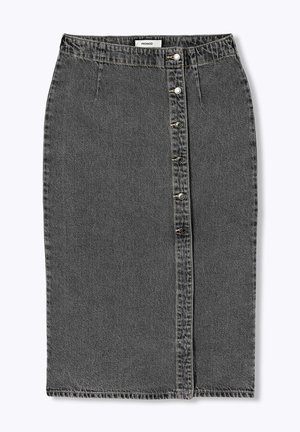 Jupe midi en jean gris foncé avec fermeture à boutons sur le devant et taille ajustée, étiquetée "PROMOD" à l'intérieur de la ceinture.