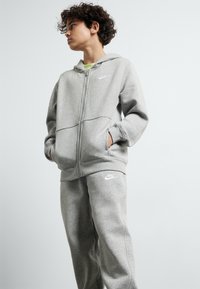 Nike Sportswear - CLUB TRACKSUIT UNISEX SET - Tracksuit - dk grey /white Thumbnail Image 1
