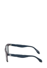 Occhiali da sole neri con lenti scure, caratterizzati da una montatura rettangolare elegante, bracci blu texture e un sottile logo su un braccio.