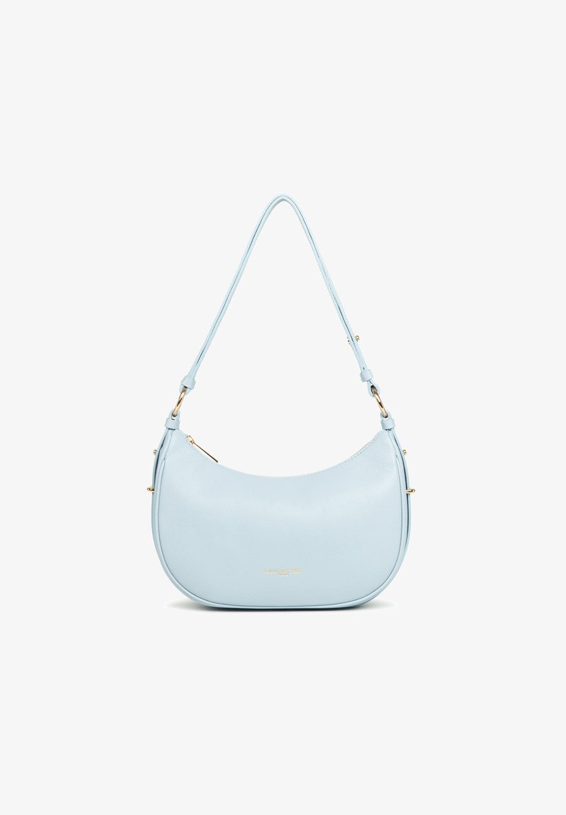 Sac à main en cuir bleu clair avec une silhouette courbée, bandoulière réglable, accents en métal doré et fermeture à glissière.
