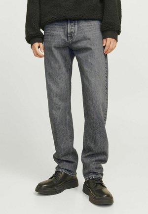 Grijze denim jeans met een rechte pasvorm, met subtiele vervaging en een klassiek vijf-pocket ontwerp, gecombineerd met zwarte dresschoenen.