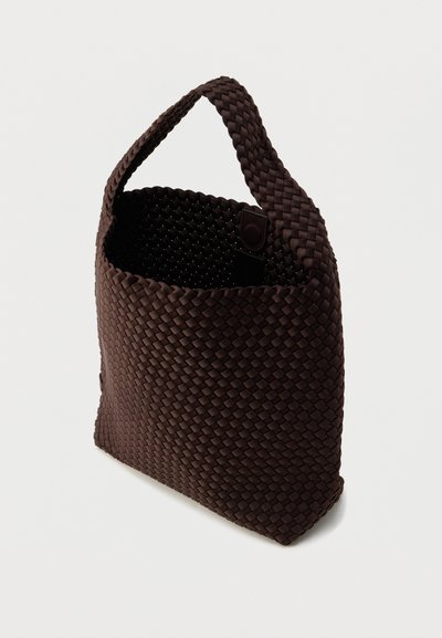 Borsa intrecciata marrone con superficie textureata, dotata di manico corto e robusto e design con apertura superiore, adatta per un uso casual.