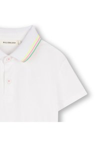 Λευκό πόλο μπλουζάκι με πατιλέτα τριών κουμπιών, με γιακά ριγέ σε ροζ, κίτρινο και πράσινο. Απαλό βαμβακερό ύφασμα, κοντά μανίκια.