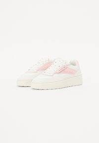 Hvite sneakers med rosa akenter, med lær og semsket skinn teksturer, rund tå og en tykk, rilleskåret såle. Unike perforerte designelementer.