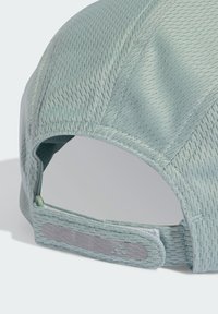 Gorra verde claro hecha de un material de malla texturizada y transpirable. Cuenta con un pico curvado y una correa ajustable con un logotipo sutil.