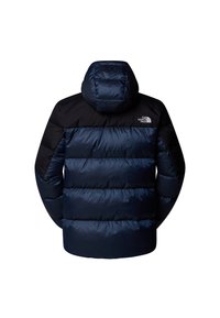 Padded granatowa kurtka z czarnymi ramionami i kapturem, z pionowymi pikowanymi sekcjami i logo na górnej części pleców. Gładki, błyszczący materiał.