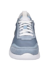 Sneaker in pelle e camoscio blu con lacci bianchi e suola in gomma, con accenti azzurri a contrasto e linguetta imbottita.