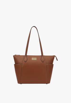 Sac fourre-tout en cuir marron avec des accessoires en or, deux poignées et des poches extérieures. Texture lisse et design structuré avec une forme rectangulaire.