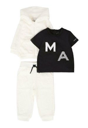 Drie-delige kinderkledingset: crèmekleurige hoodie met rits, zwarte T-shirt met witte letters "MA" en crèmekleurige joggers met reliëfletters.
