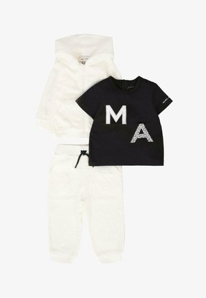 Completo per bambini composto da tre pezzi: felpa con zip color crema, T-shirt nera con lettere bianche "MA" e pantaloni jogger color crema con lettere in rilievo.