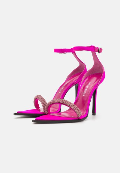 Sandalias de tacón alto de satén fucsia con una correa decorada con cristales y hebilla ajustable en el tobillo. Punta afilada y tacón stiletto delgado.