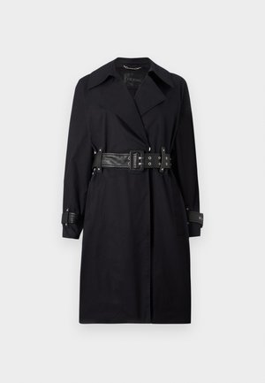 Fekete trench kabát övvel a deréknál, széles gallérral és gombos mandzsettával. Simább anyagból készült, minimalista dizájnnal és minta nélkül.